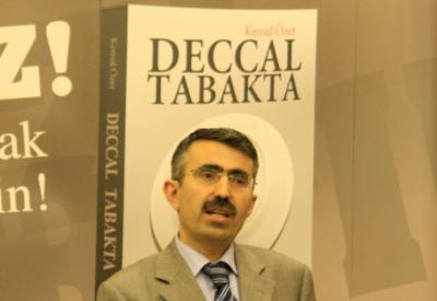 Kemal Özer, kitaplarını imzalıyor...