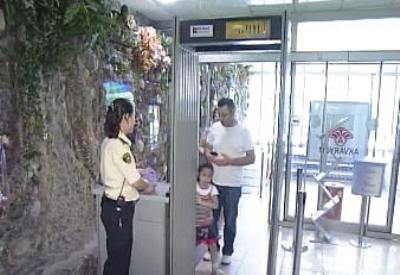 X-Rray cihazı olan mağazalara girmeyin. Çünkü kanser....